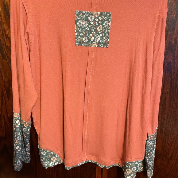 POL NWOT beautiful dusty rose top  Large with floral cuffs in a boho style - Picture 2 of 3